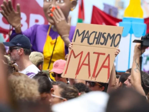 Decreto estabelece regras para combater violência digital contra mulheres