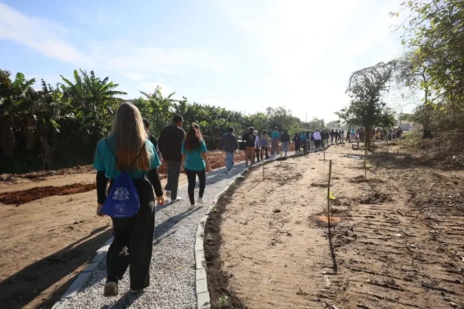 Voluntariado de estudantes cria parque e recupera áreas em São José