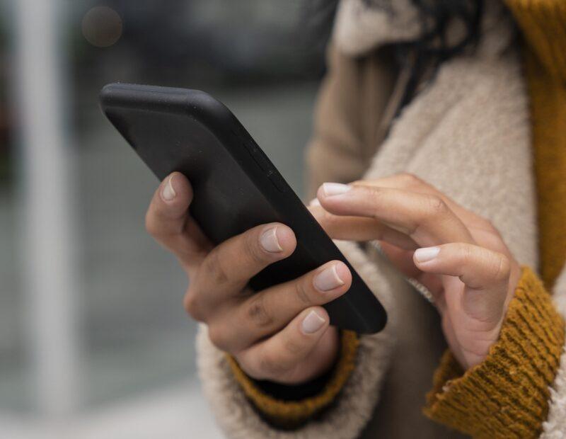 Por que os brasileiros estão adiando a compra de smartphones