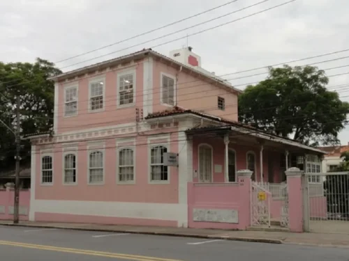 Casarão histórico da Udesc é entregue após restauro que revelou pinturas murais e novas camadas de história
