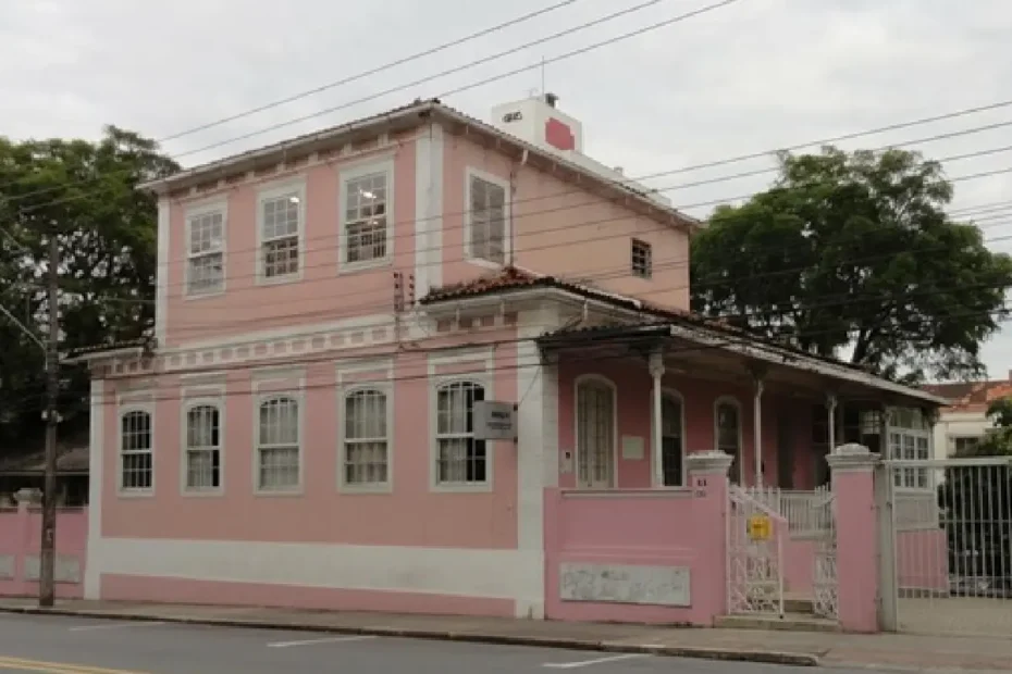Casarão histórico da Udesc é entregue após restauro que revelou pinturas murais e novas camadas de história