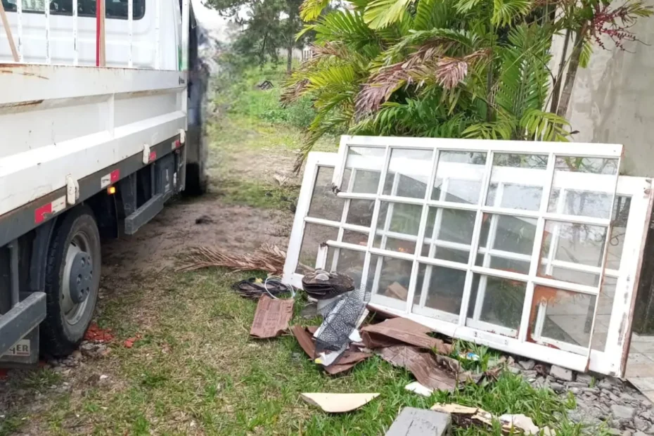 Coleta de lixo em Palhoça segue com recolhimento de materiais pesados