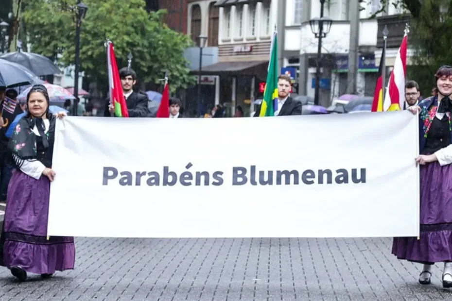 176 anos de Blumenau: cidade terá programação com desfiles e cuca gigante