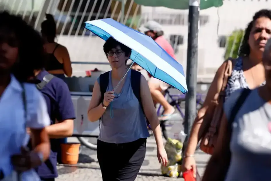 Pessoas andando na rua