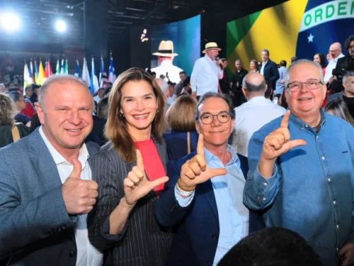 time do lula de sc em convenção que homologou candidatura de lula à reeleição fazendo o l