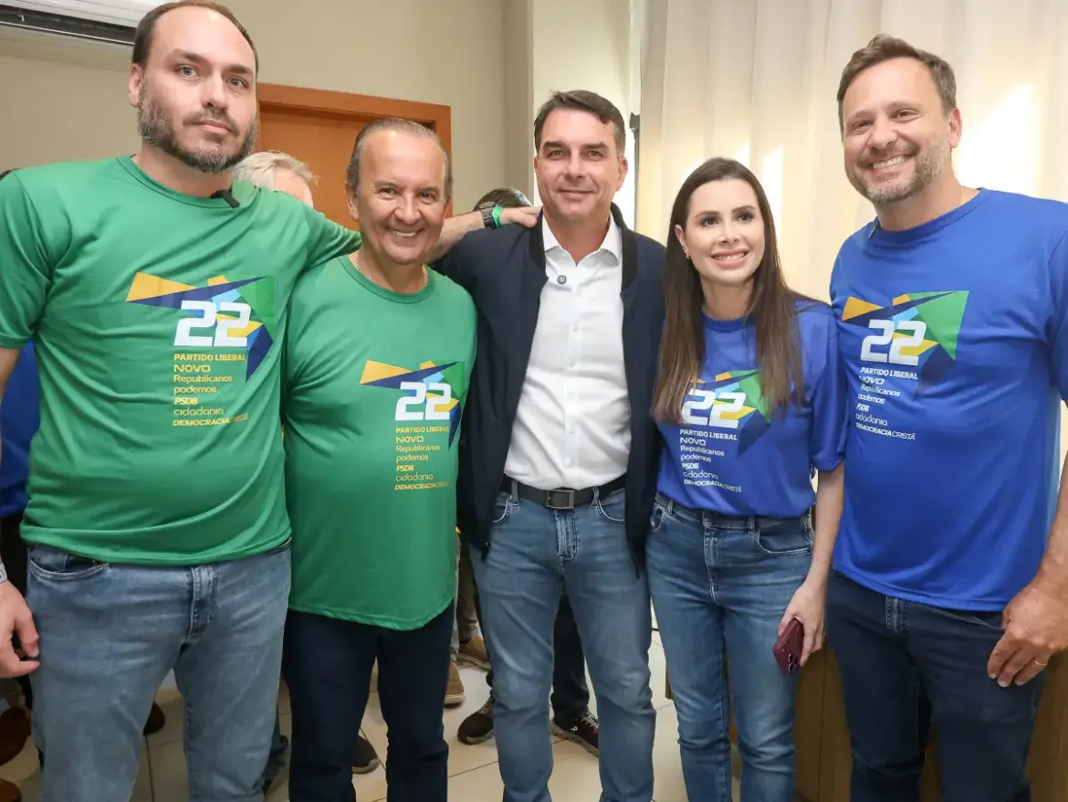 Jorginho Mello, Flávio Bolsonaro, Carlos Bolsonaro e Caroline de Toni.