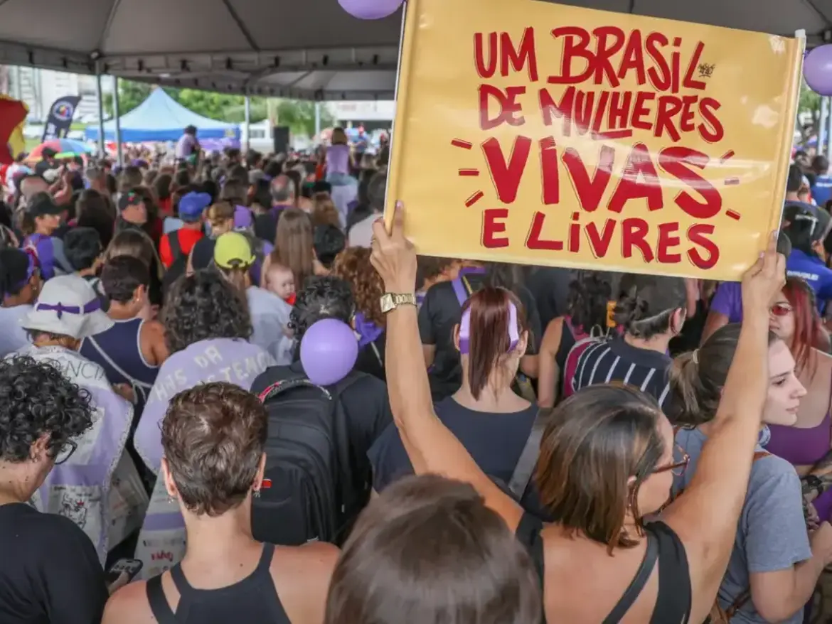 1. Pesquisa revela que 98% das mulheres mudam hábitos por medo da violência 2. Medo da violência muda rotina de 98% das mulheres, aponta pesquisa 3. Violência faz mulheres evitarem lugares e mudarem trajetos, diz pesquisa 4. Quase 8 em cada 10 mulheres já sofreram algum tipo de violência no Brasil 5. Pesquisa mostra como o medo da violência limita a vida das mulheres 6. Medo da violência interfere em lazer, transporte, trabalho e estudos 7. 98% das brasileiras adotam estratégias para evitar riscos de violência 8. Mulheres mudam trajetos, lazer e deslocamentos por medo da violência 9. Pesquisa mostra que violência influencia escolhas diárias de brasileiras 10. Medo da violência leva mulheres a abrir mão de lazer e oportunidades