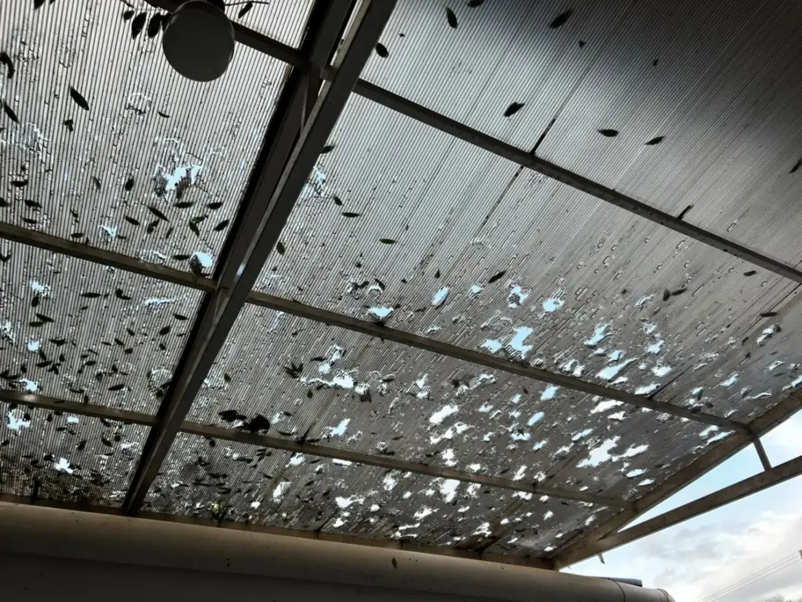 Telhado atingido por granizo