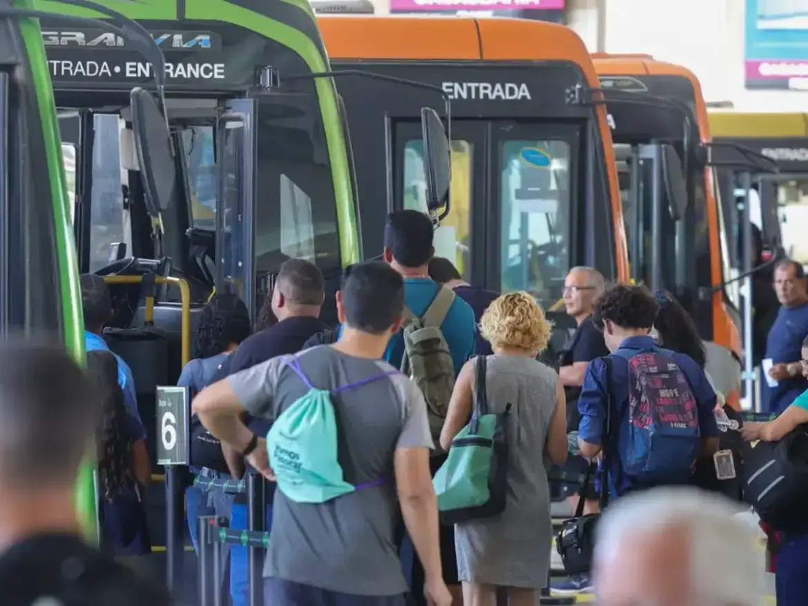 movimentada plataforma de embarque na Rodoviária