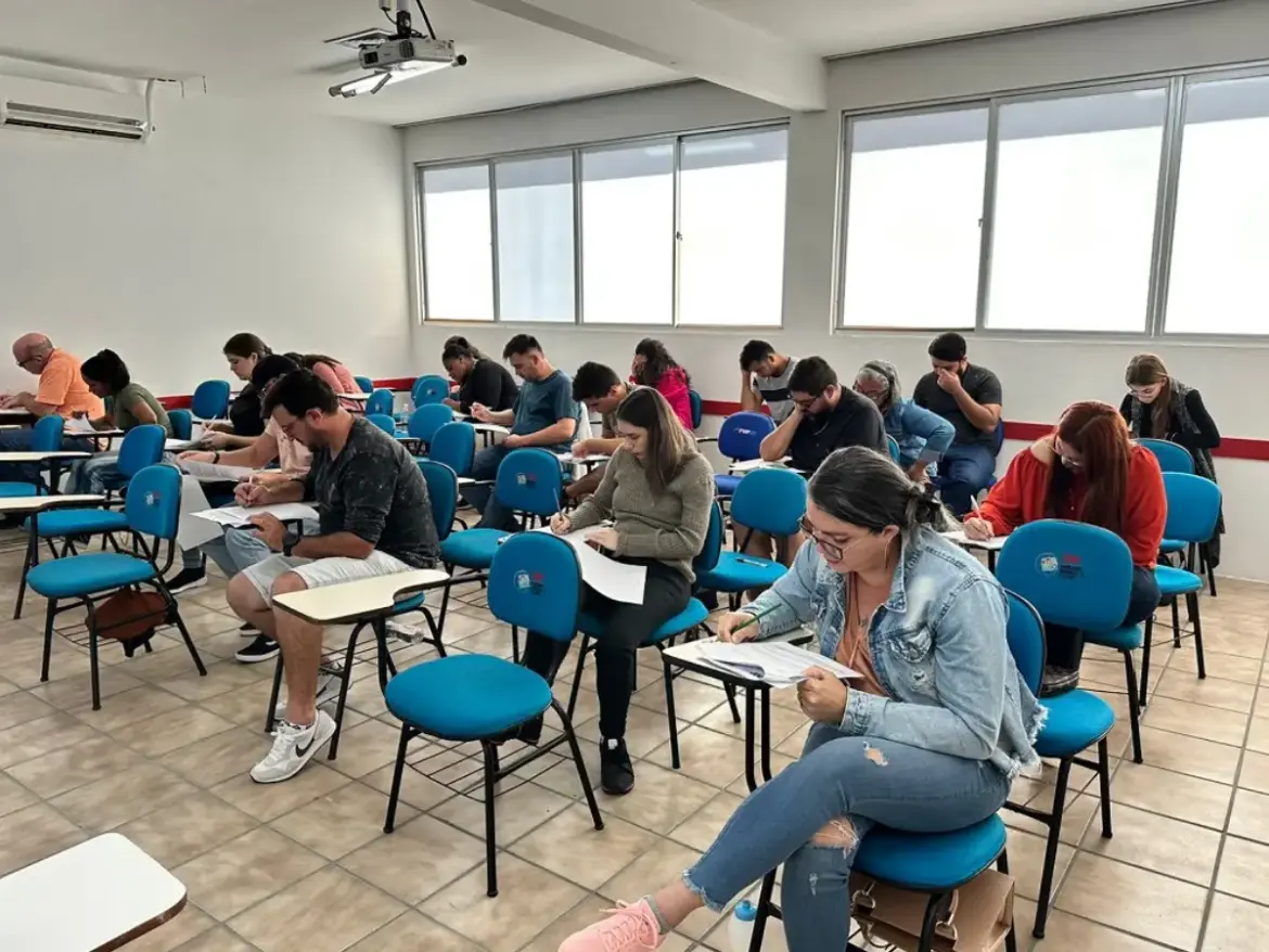 Pessoas prestando vestibular