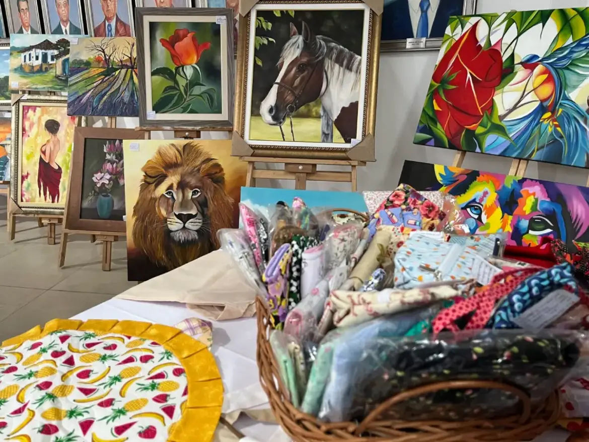 Artesanato e exposição de pinturas em tela